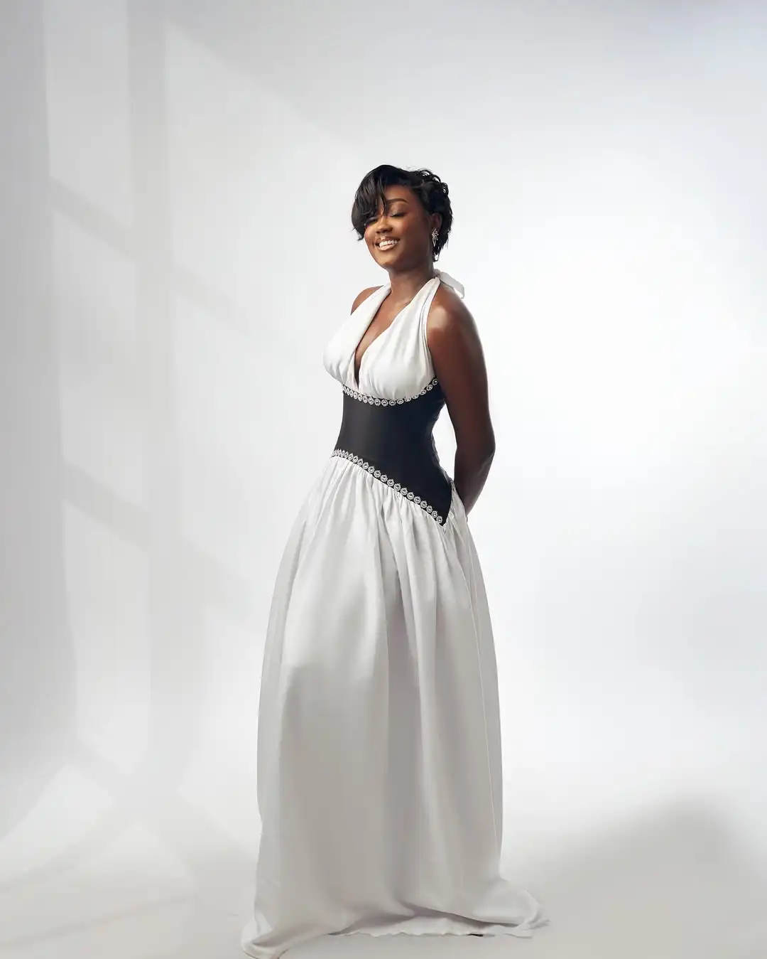 Elegante branco profundo decote em v halter drapeado vestidos de noite longos feminino sexy sem mangas até o chão vestido de baile africano personalizado