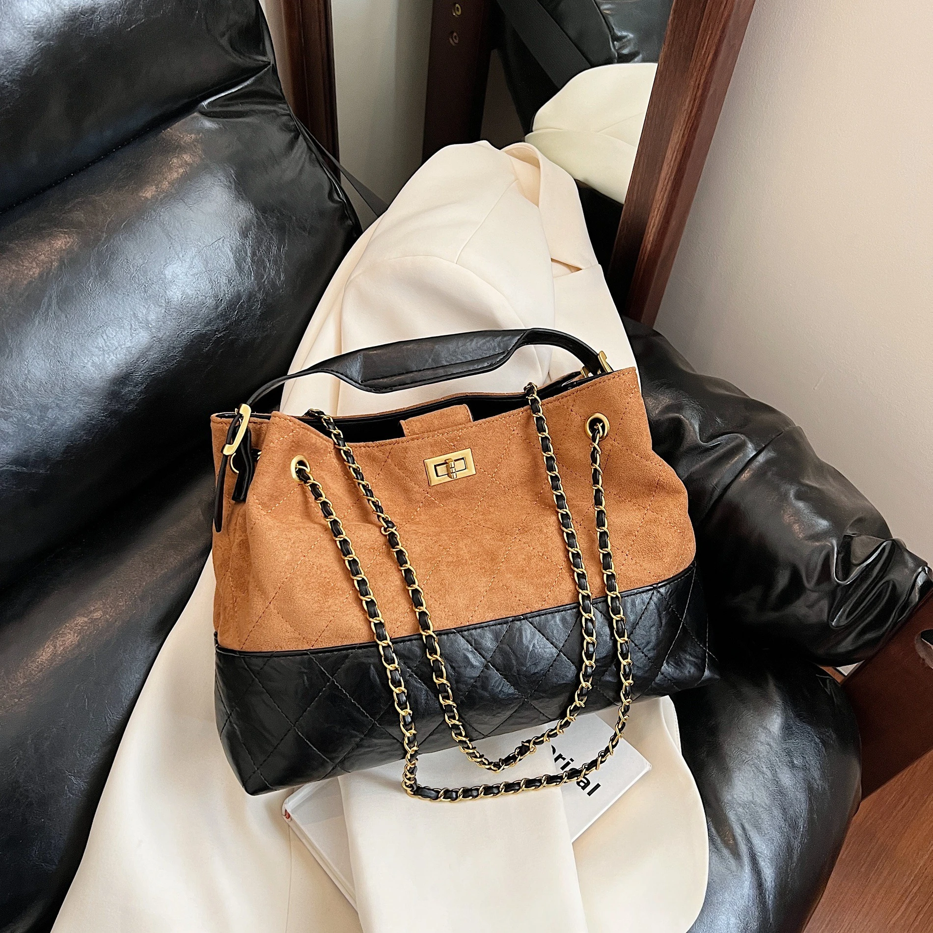 

Elegant Vintage Saddle Bag - Crinkled Leather Tote with Detachable Chain, Boho Chic Shoulder Purse for Women