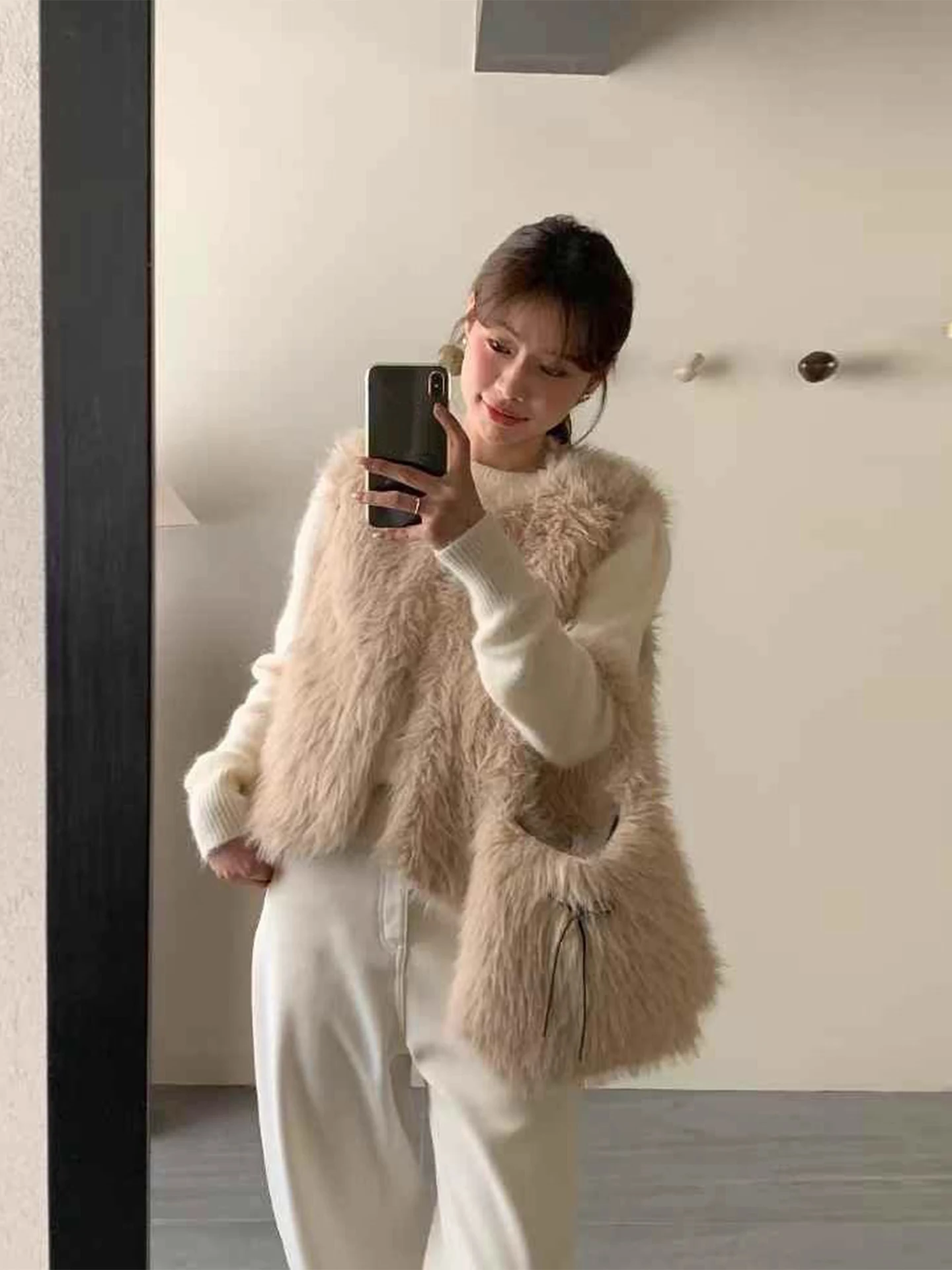 

Clothland Women Vintage Fur Vest With Fur Bag Sleeveless Waistcoat Jacket Coat Female Outwear Coats Mujer MA177