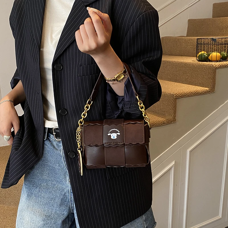 

Стильная сумка маленького размера для девочек с регулируемым плечевым ремнем. Подходит для ежедневного использования девочек и молодых женщин.