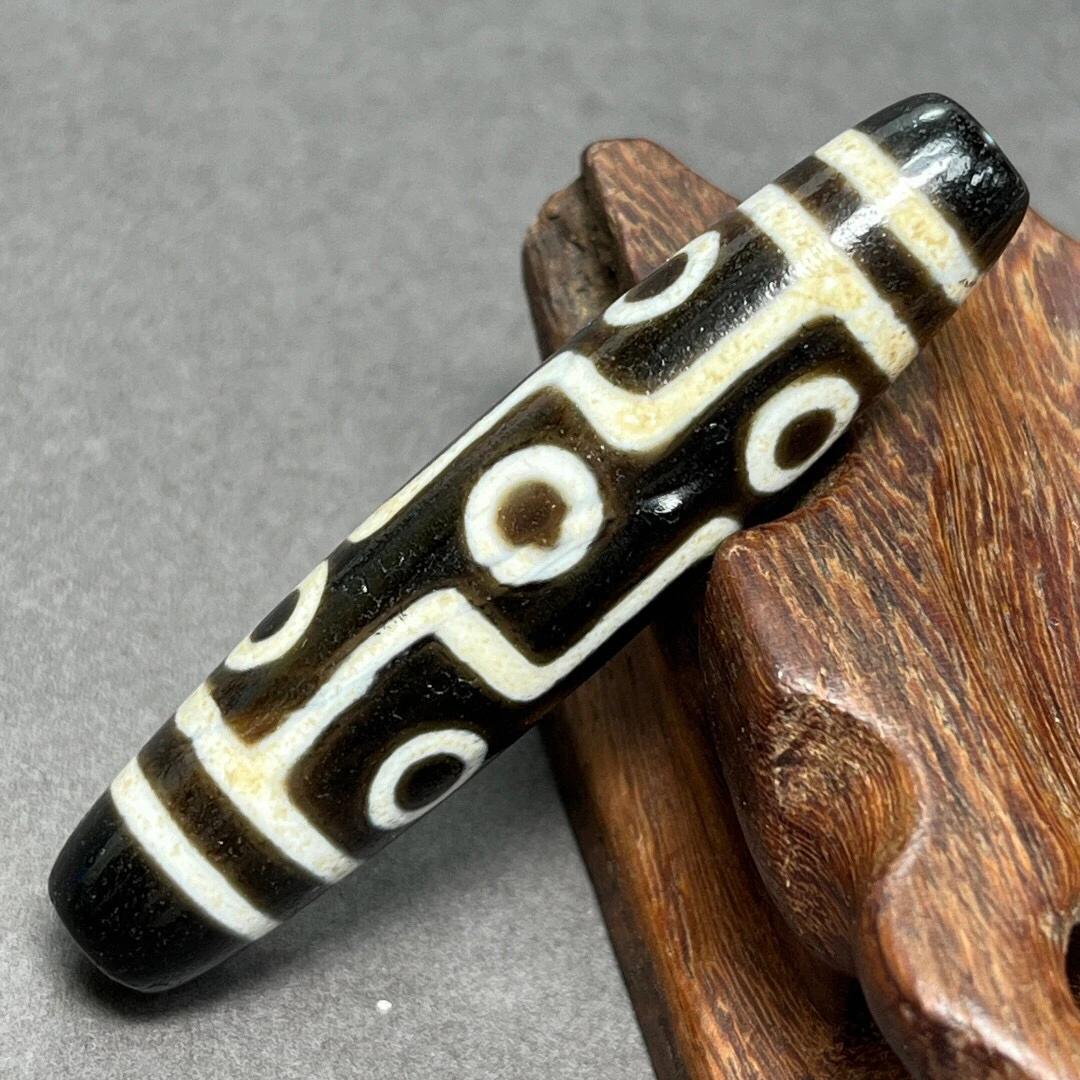 

Tibetan natural agate genuine reflux weathered pattern pulp black and white old medicine pit nine eyes dzi beads pendant one thi