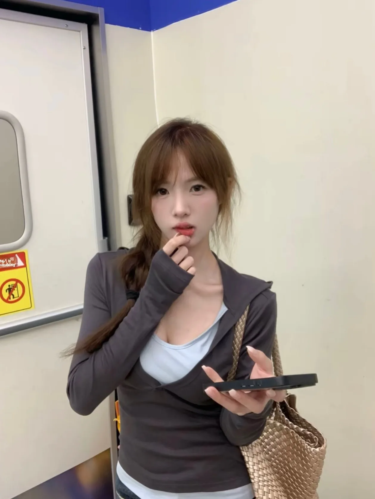 Korean Style Color Block Long Sleeve V-Neck T-Shirt Women Early Autumn Slim Fit Waist Cinching Design Top Not a Two-Piece
