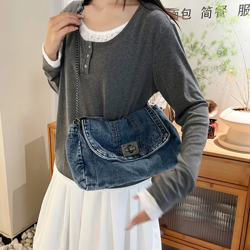 

Classic Leather Messenger Bag For Women With Professional Elegance And Organized Interior