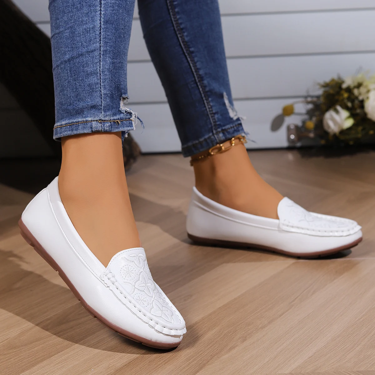 Women\'s casual single shoes are trendy and versatile, with flat bottoms and one foot loafers for comfortable Mary Jane shoes