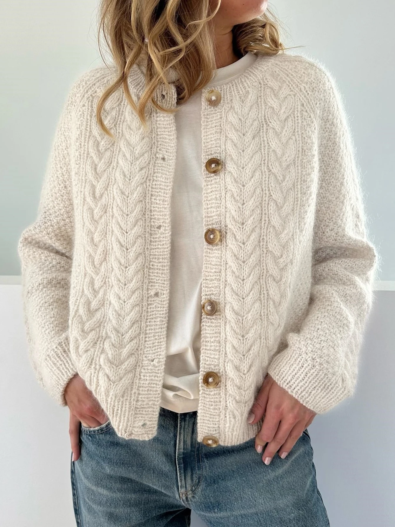 

Autumn and Winter New Niche Knit Cardigan for Women, Designed with a Lazy Style, Sweater Jacket, White Cable Knit Pattern, Loose Round Neck Design, Casual and Elegant Autumn and Winter Jacket, Basic Versatile Style for Urban Commuting, Stylish and Casual 