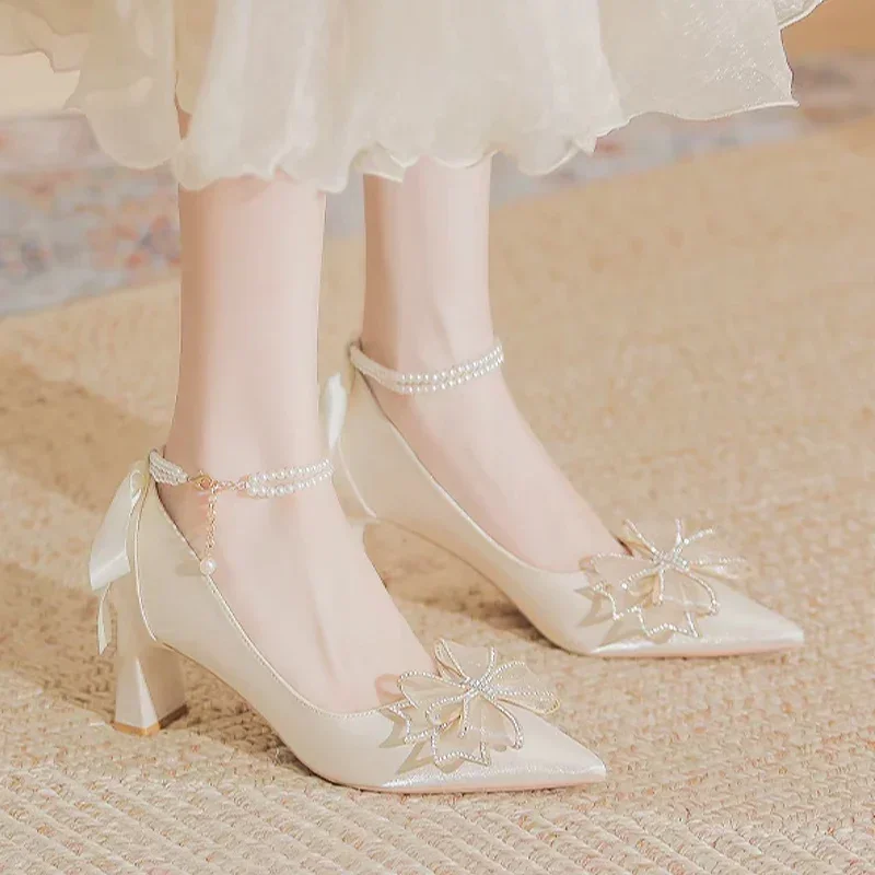 

Туфли женские на высоком каблуке, с острым носком, с бусинами