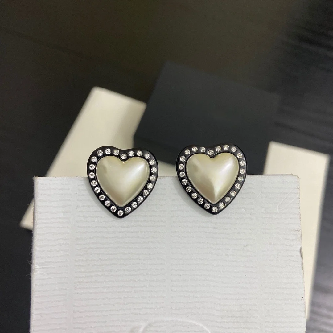 

New European and American retro style elegant and generous seiko love earrings