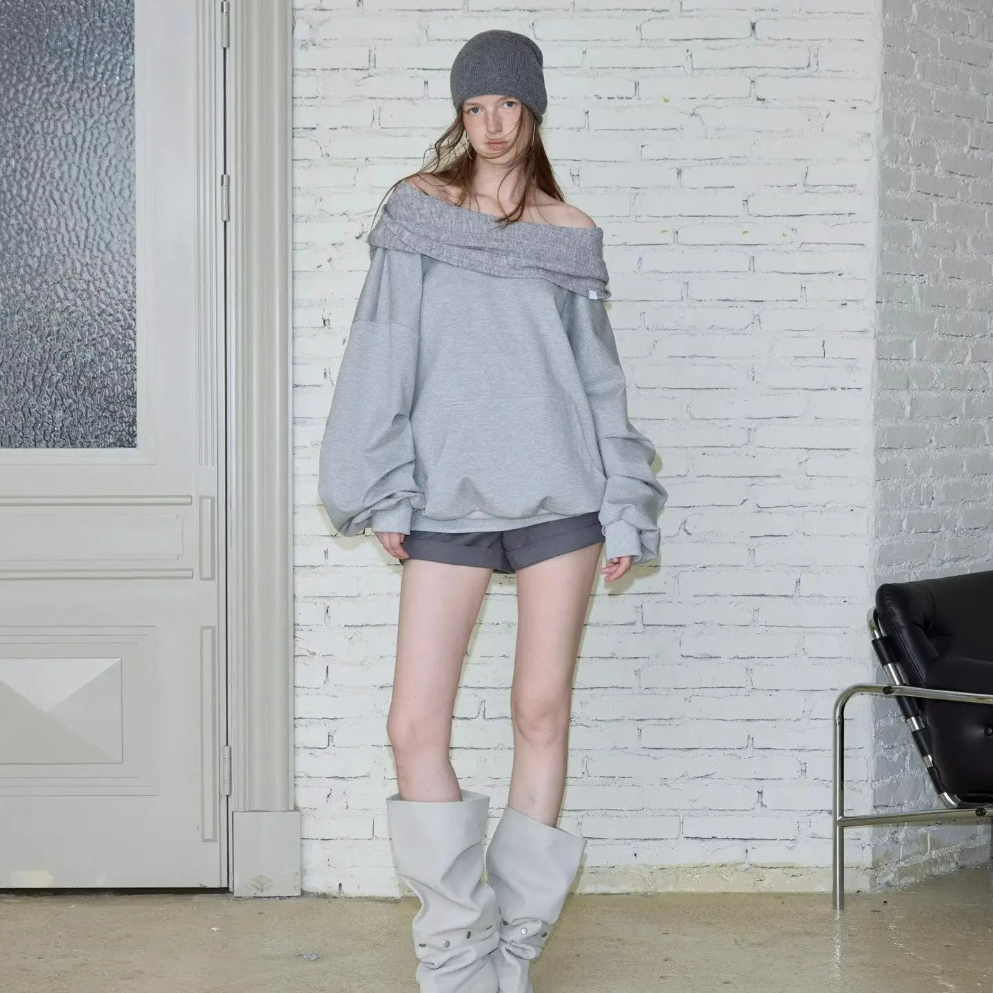 سترة نسائية بغطاء للرأس بدون أكتاف - بلوفر غير متماثل برقبة قارب، بلوزة Y2K فضفاضة بقلنسوة، بلوزة خريفية عصرية بكتف بارد