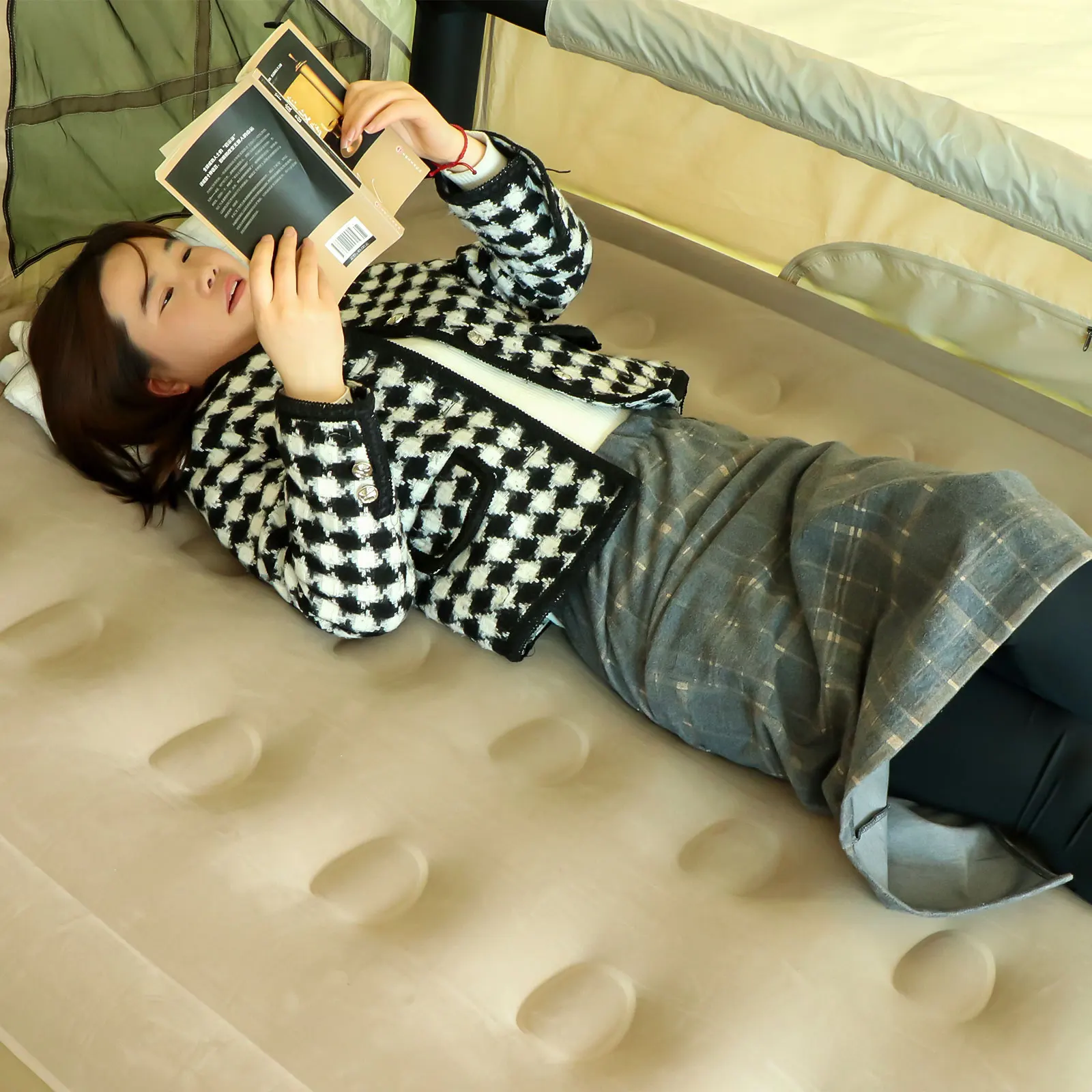 Nuevo diseño, venta al por mayor, colchón inflable automático para dormir al aire libre, colchón inflable para acampar malo con bomba