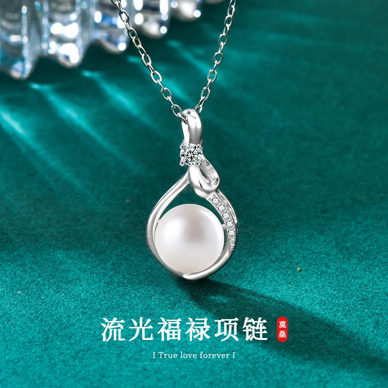 

Женское колье из серебра S925 с моассанитом, создающее ощущение легкой роскоши и высокого класса. Подвеска из натурального пресноводного жемчуга, цвет: серебристый.