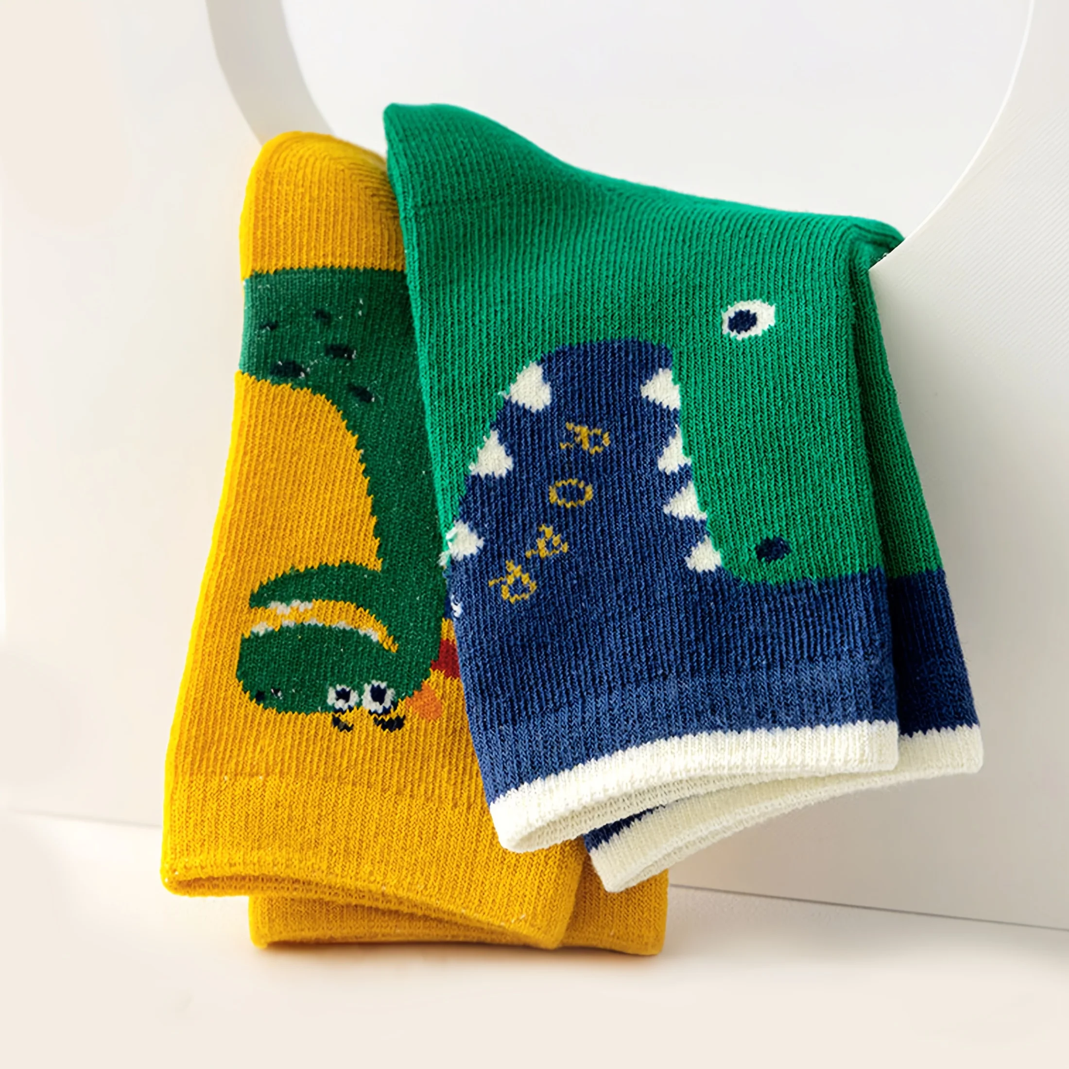 5 أزواج من الجوارب الأرضية للأطفال مع خطوط حروف، نمط ديناصور كرتوني كبير العينين، جوارب للأولاد والبنات الصغار بنعل ناعم داخلي غير قابل للانزلاق لمنتصف الساق، مناسبة للحياة اليومية غير الرسمية