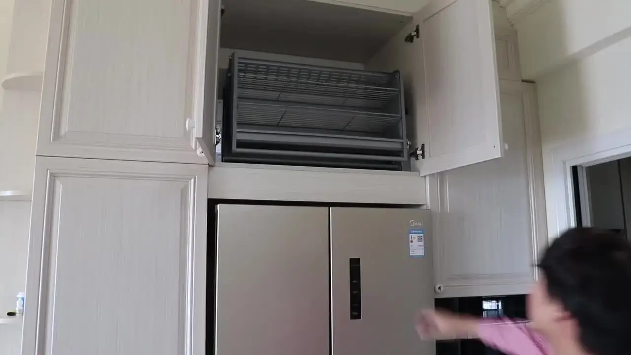 خزانة علوية للثلاجة ذات سعة كبيرة بتصميم عصري مع سلة رفع ومصعد تخزين المطبخ