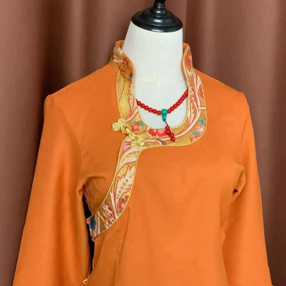 Tibetskie kobiety noszą koszule na zewnątrz, etniczne bluzki z ozdobnym wykończeniem.