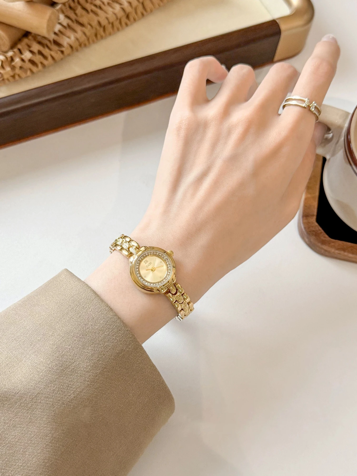 Fashion Personality Temperament Niche Inlaid with Rhinestones quartz watch For women girl Bracelet watch  Jewelry accessories