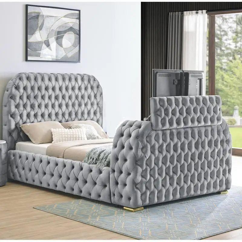 

Роскошная удобная двуспальная кровать с глубоким тафтинговым изголовьем, обивкой серого бархата, встроенным подъемником под телевизор и электрическим камином -