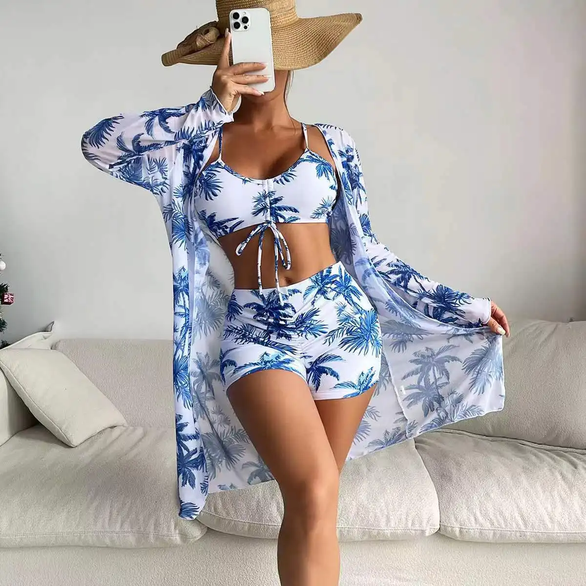 Traje de baño de bikini de tres piezas con estampado de palmeras, top con tirantes finos y cordón ajustable, pantalones cortos de cintura alta y pareo de manga larga para la playa.