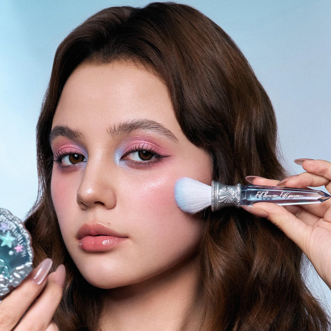 فرشاة بلاشر مائلة من Flower Knows Shells Jewel بمقبض كريستال فرشاة كونتور وهايلايتر نباتية وخالية من القسوة فرشاة مكياج