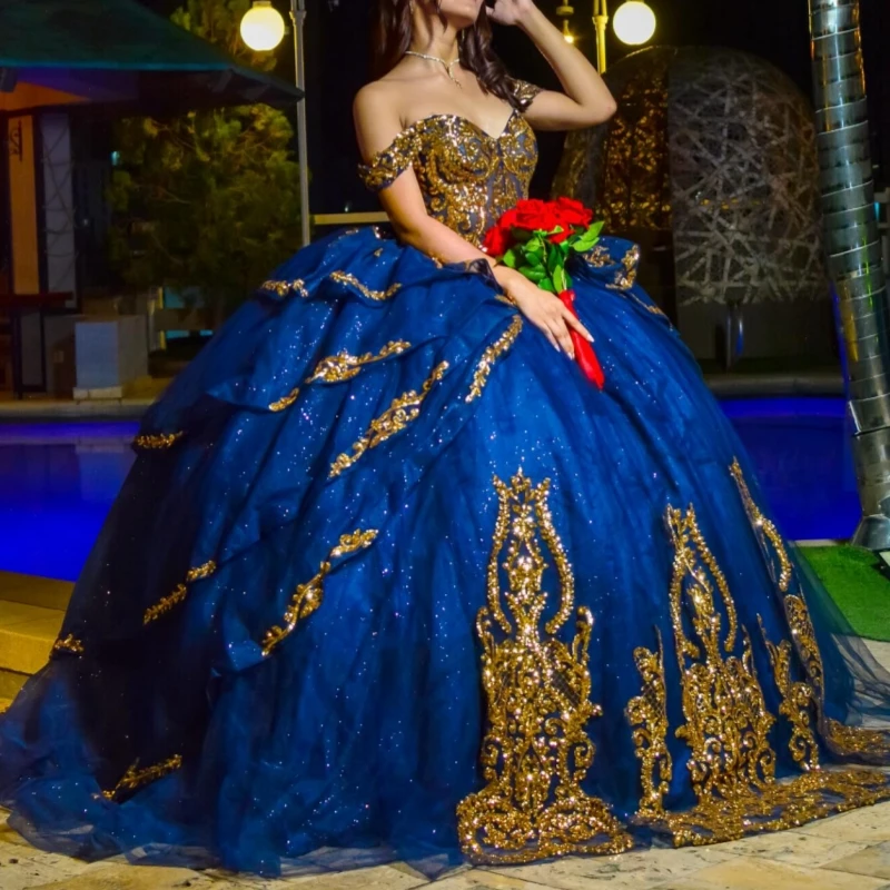 

Королевские синие блестящие платья Quinceanera с открытыми плечами, золотая аппликация, кружево, бисер, кристалл, тюль, вечерние, день рождения, сладкое платье 16, жилет