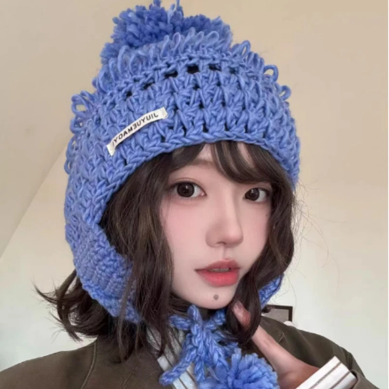 

Корейские вязаные шапки для защиты ушей ручной вязки для женщин, осенние и зимние теплые шапки-бомберы на шнуровке с помпоном и цветком