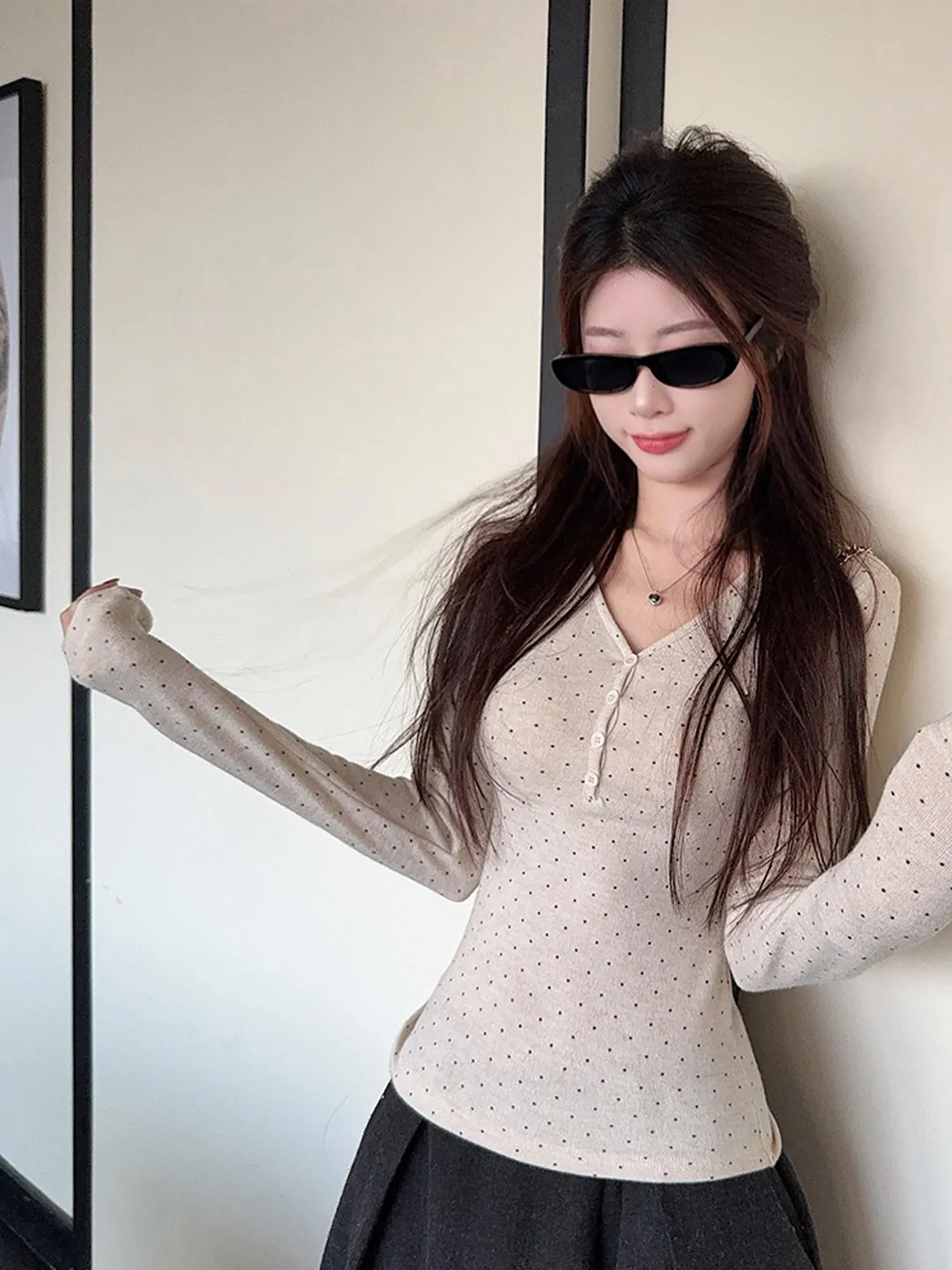 

Женская базовая футболка с V-образным вырезом в корейском стиле, модная, в горошек, с утягивающим эффектом на талии, осенне-зимняя