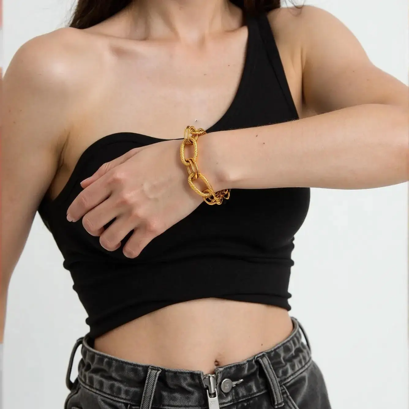 Modisches Armband aus Edelstahl mit breiter Kette, 18 Karat vergoldet, wasserdicht, Schmuckaccessoire für Damen und Herren. – Detail 2