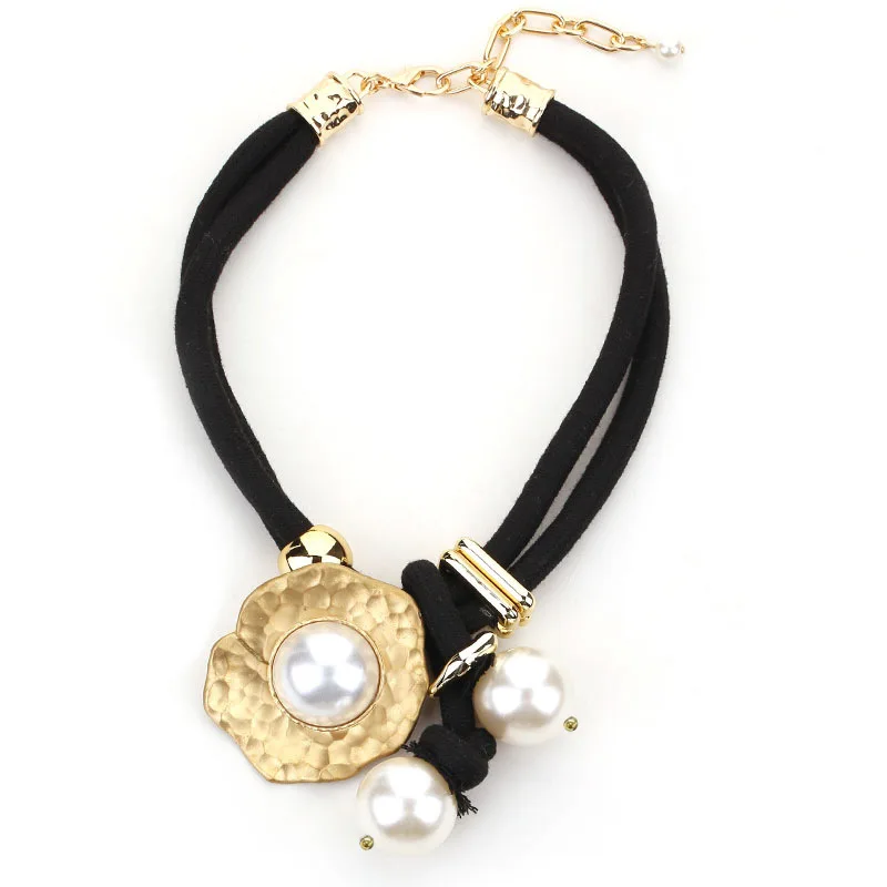 الرجعية المحكمة نمط الذهبي مطروق اللؤلؤ قلادة حبل أبيض حزام المتخصصة تصميم المختنق سلسلة اكسسوارات الحفلات الأزهار الفاخرة #5