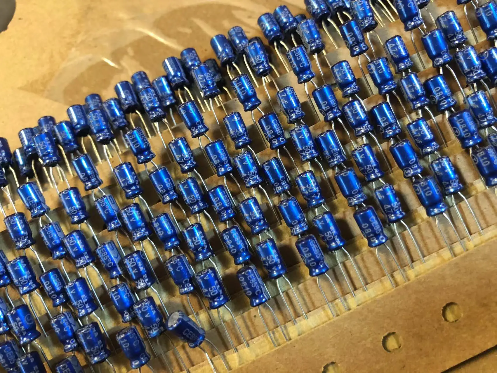 مكثف إلنا إلكتروليتي ، 50V4.7UF ، 4X7 ، RC2 ردية زرقاء ، تردد الصوت ، مستورد ، تخفيضات كبيرة ، #1