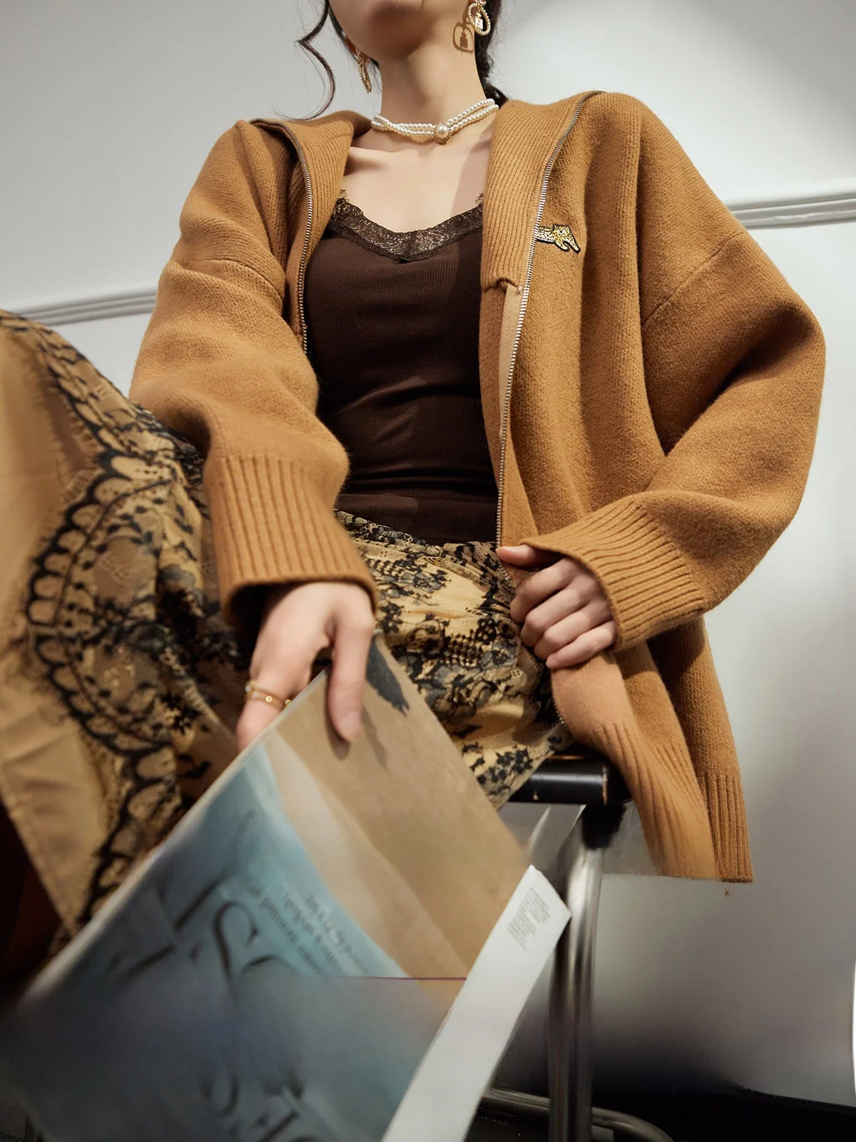 

Вязаный женский свитер свободного кроя цвета кэмел с вышивкой в виде леопарда, теплый, для осени и зимы