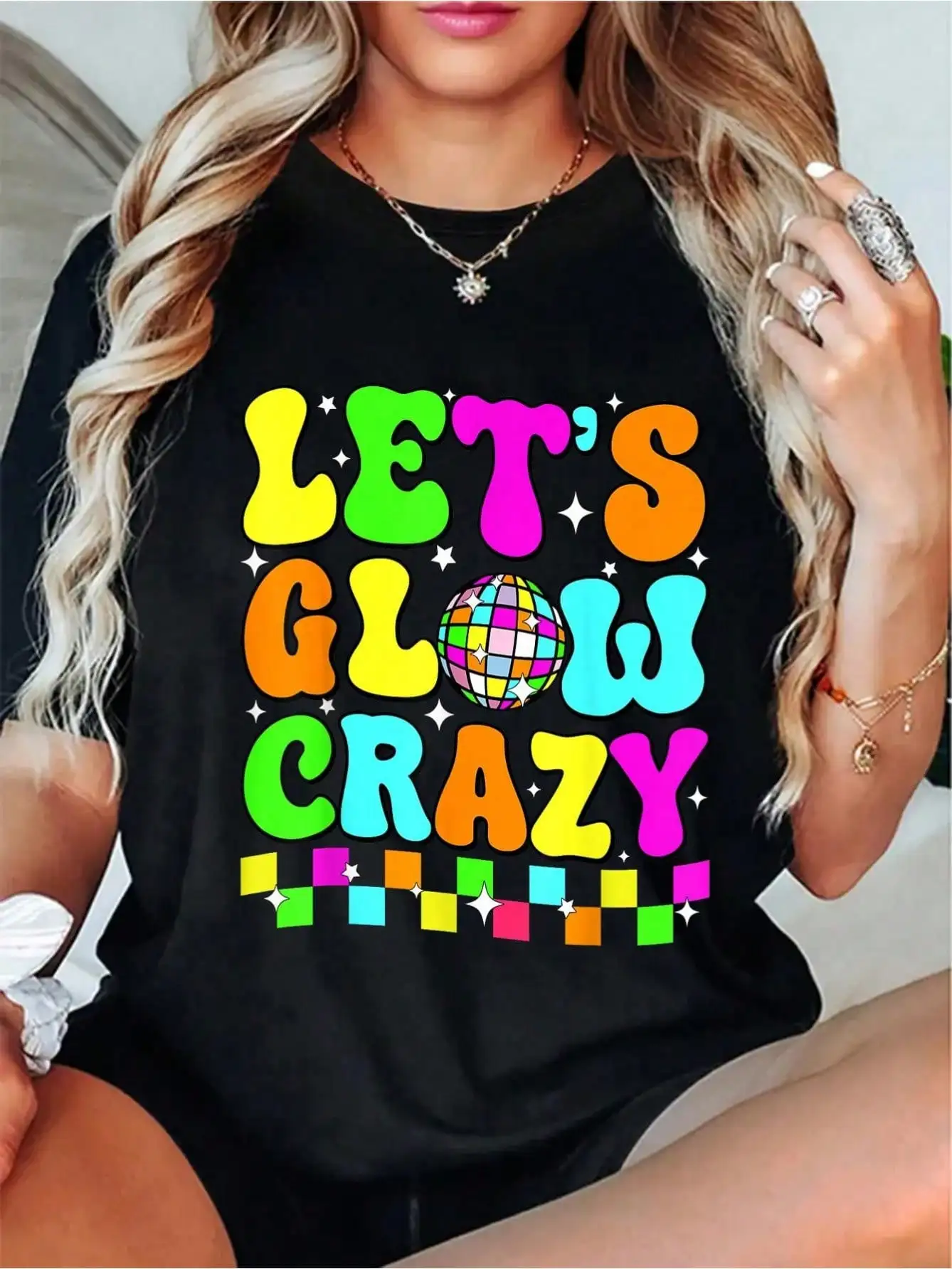 Boyfriend Fit jaren '80 Party T-shirt voor dames en heren |   Retro Glow In The Dark-ontwerp |   Los katoenen groepsshirt |   Vintage jaren 1980 thema