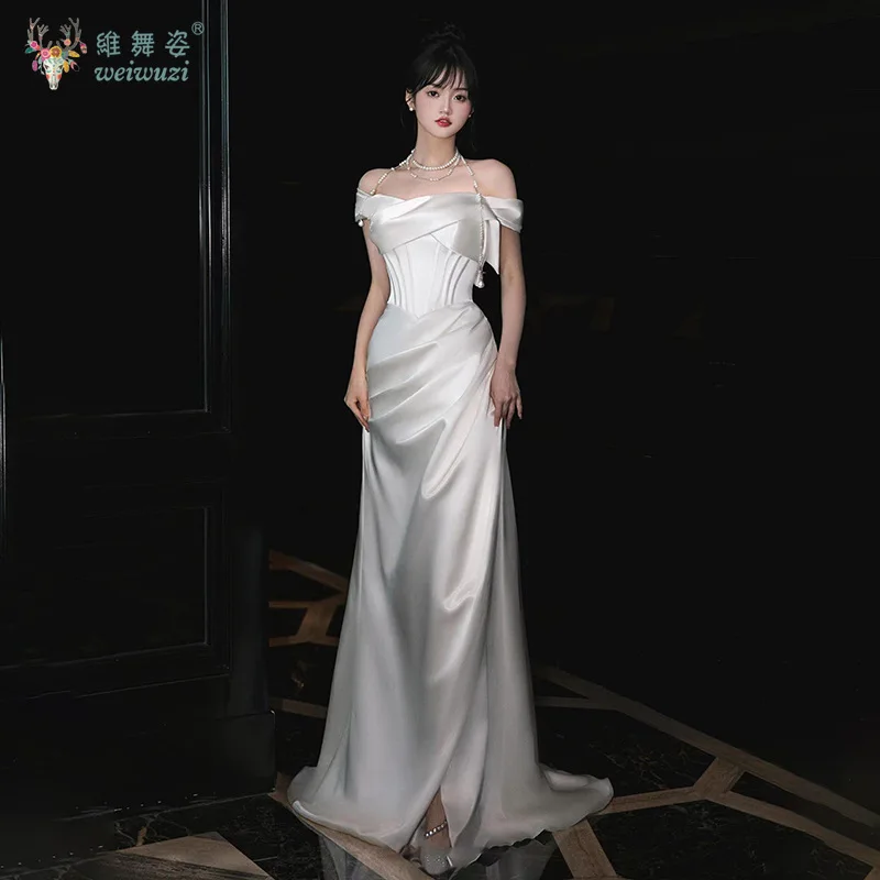 フレンチスタイルの高級プリーツサテンストラップレスライトウェディングブライダルドレスオフショルダーライトウェディングドレス誕生日パーティーウエディングドレス