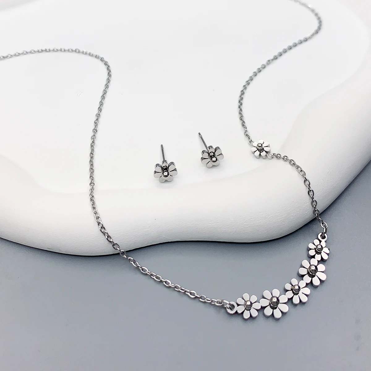 3 Piece Women's Stainless Steel Sunflower Necklace & Earrings Set