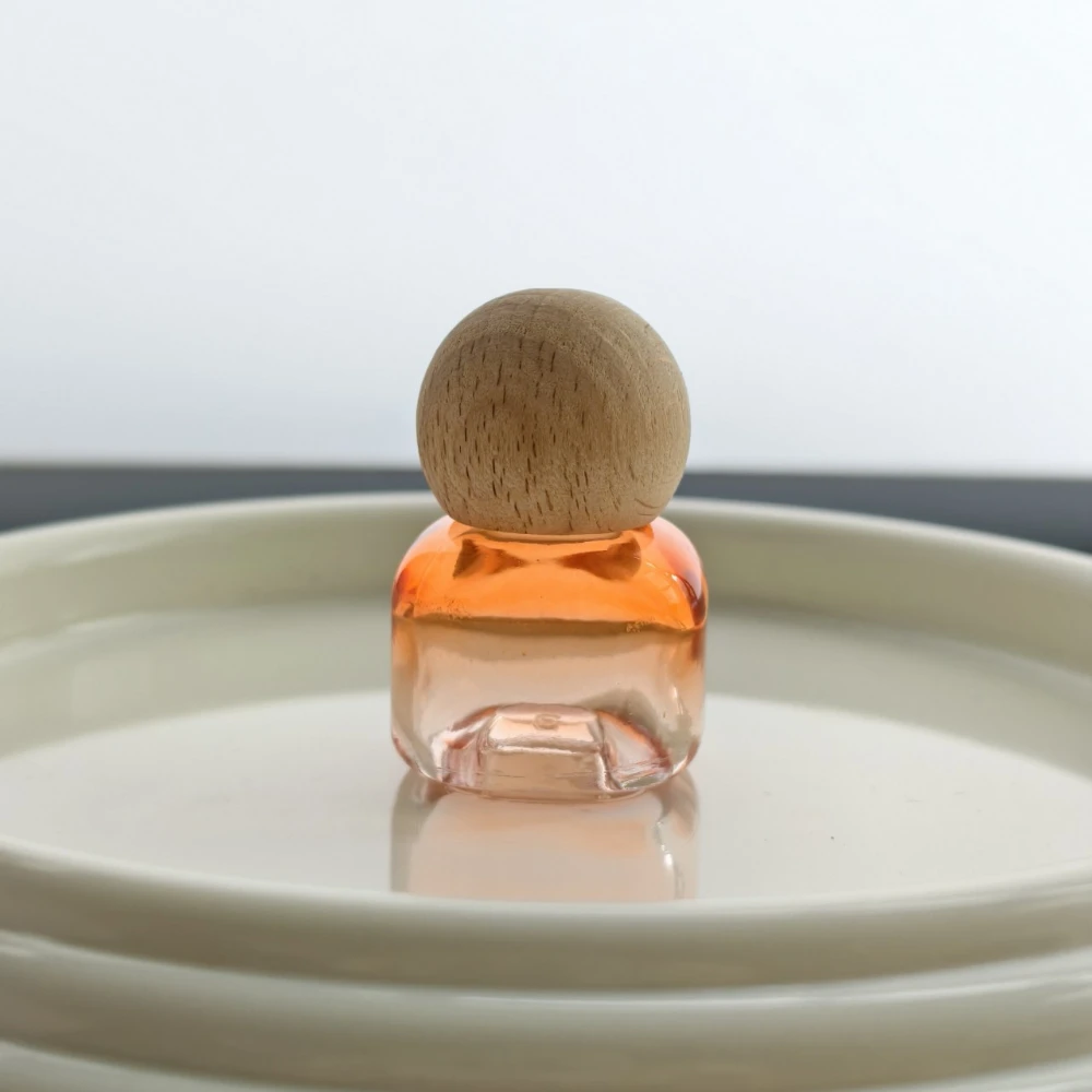 エッセンシャルオイルガラスボトル 再利用可能 詰め替え可能 液体容器 トラベルサイズ ローラーボトル カラフルな香水ローラーボールボトル