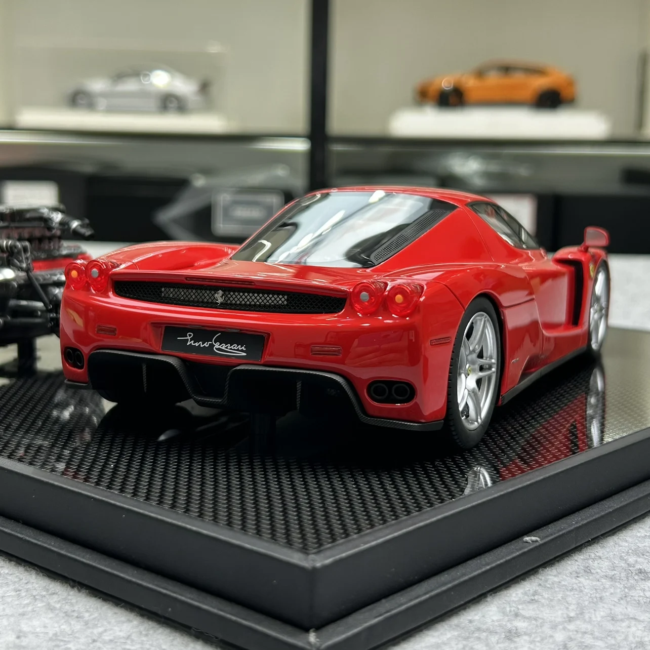 Modelos generales 1:18 Enzo 2002 viene con simulación de motor, edición limitada, modelo de coche estático de Metal de resina, juguete para regalo