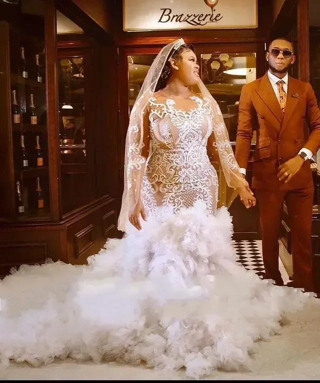 Maßgeschneiderte Illusion mit langen Ärmeln Plus Size Brautkleid Vestidos De Novia U-Ausschnitt Afrikanischer Tüll Müde Rüschen Brautkleider