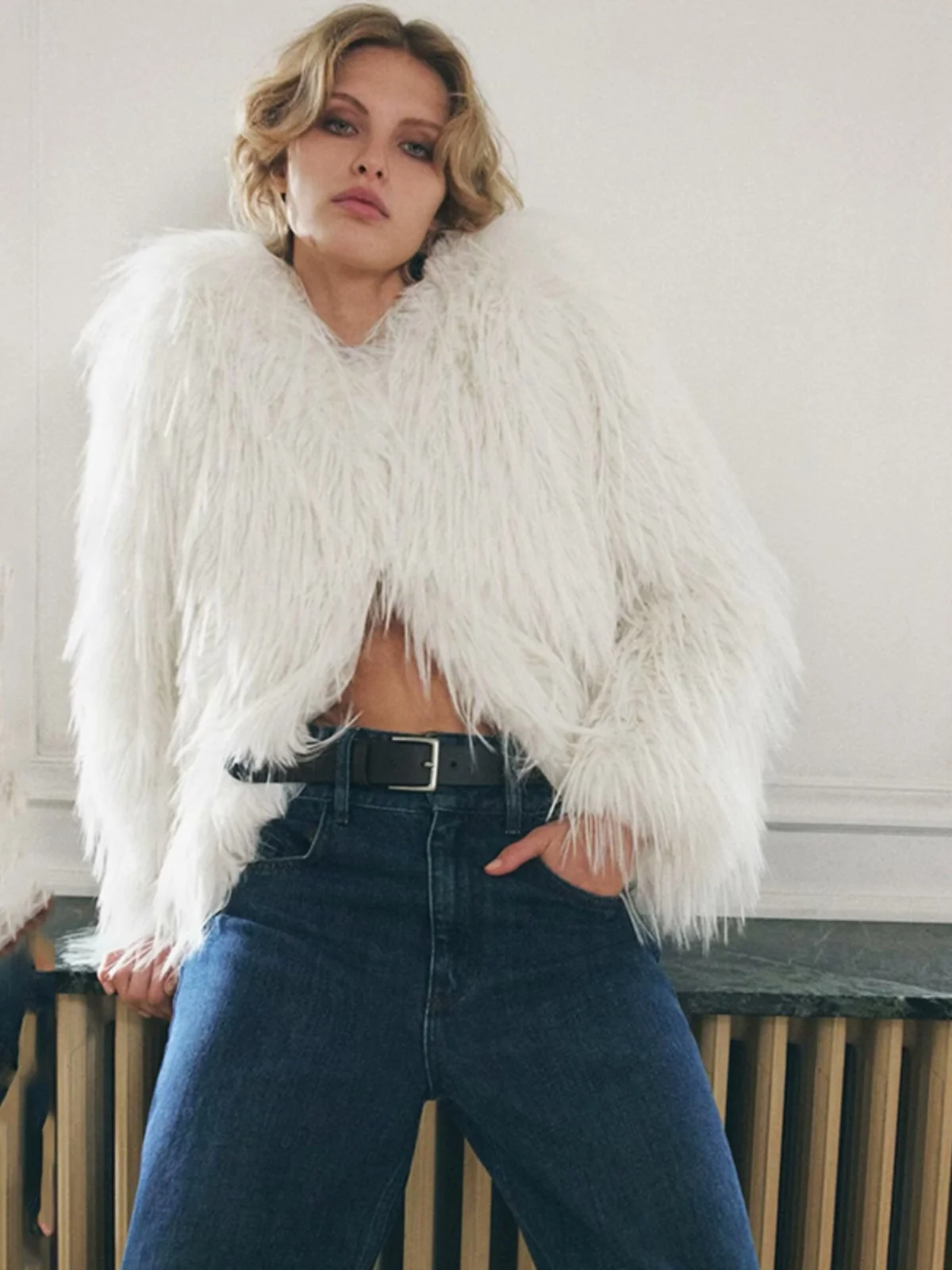 سترة نسائية عصرية متعددة الاستخدامات من الفرو الاصطناعي ملابس خارجية شتوية عصرية غير رسمية برقبة دائرية معطف قصير سميك فضفاض