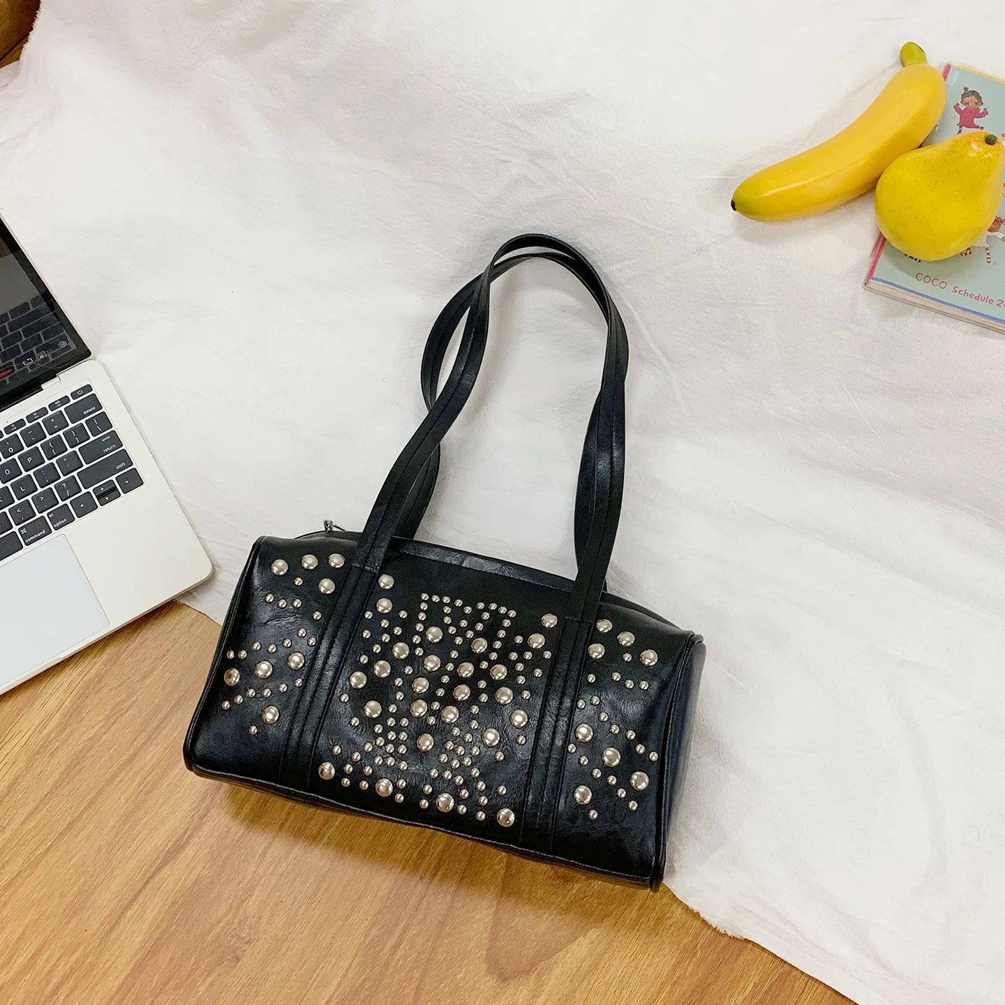 

Новая пригородная сумка большой вместимости в стиле ретро, сумка через плечо Super Fire Niche, высококачественная сумка с заклепками под мышками для женщин, сумки для женщин