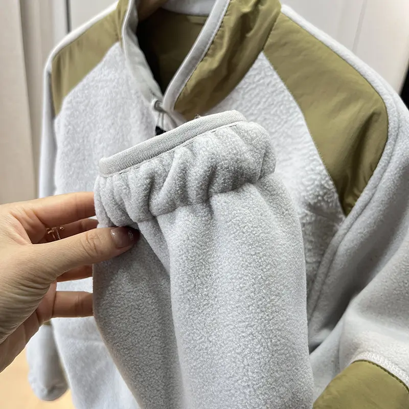 Für den Outdoor-Einsatz im Herbst und Winter ist dieser doppelseitige, warme, dicke, locker geschnittene Mantel mit Stehkragen sowohl für Männer als auch für Frauen geeignet. – Detail 13