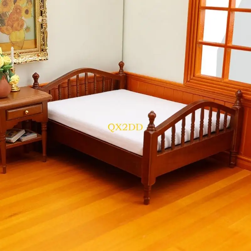 Qx2d elegantes Holz Doppelbett Figur realistische Miniaturmöbel mit Stoffbetten für 1/12 Puppenhaus -Szene -Display
