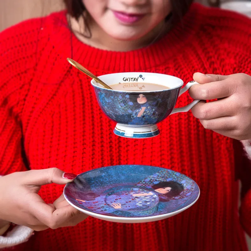 

World Famous Painter Gustav Klimt Oil Painting The Kiss Artwork Coffee Mugs Tray Set Free Spoon Scented Tea Cup Tasse Cafe Taza
