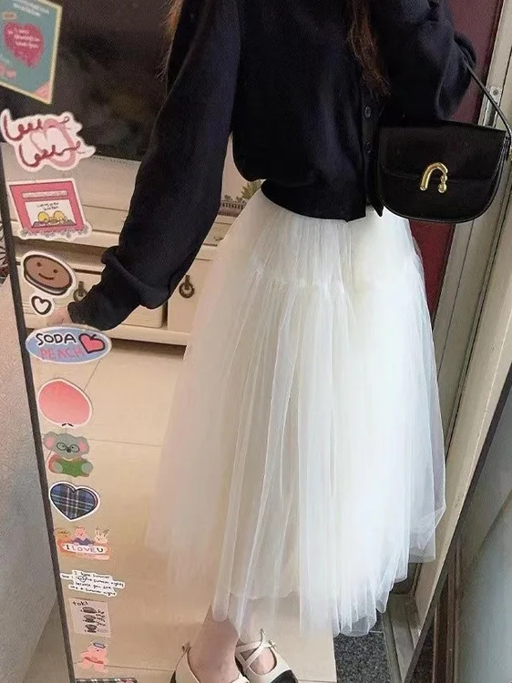 เสื้อคาร์ดิแกนถักไหมพรมสไตล์เกาหลีและกระโปรงทรงพอง ชุดเซ็ตสองชิ้นแฟชั่นสำหรับผู้หญิง ผลิตจากเส้นใยโพลีเอสเตอร์ระบายอากาศดี ทรงกลม ไม่มีกระดุม...