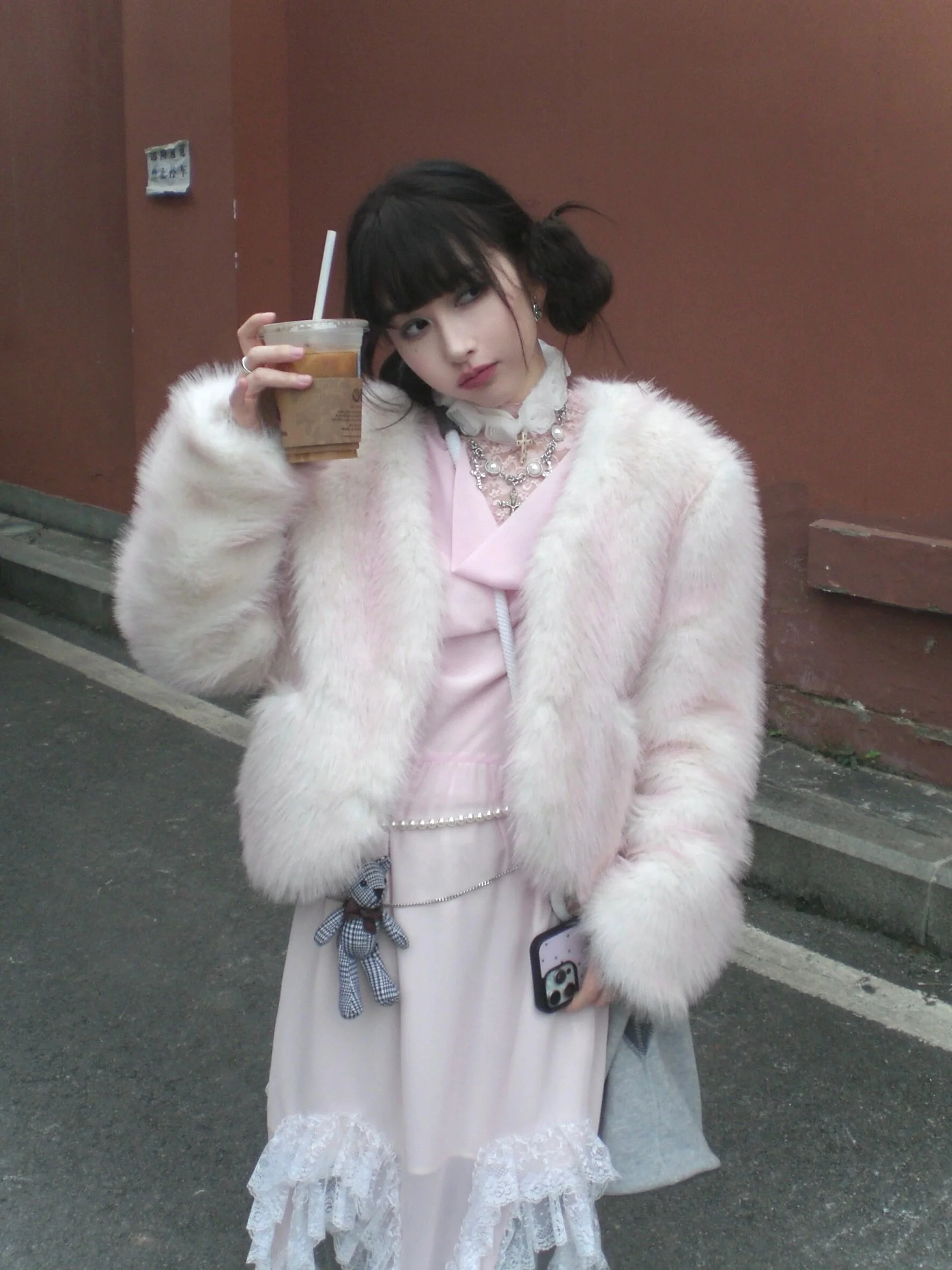 

Новая корейская повседневная укороченная куртка из искусственного меха 2025 года: утепленная, экологичная, с эффектом роскоши