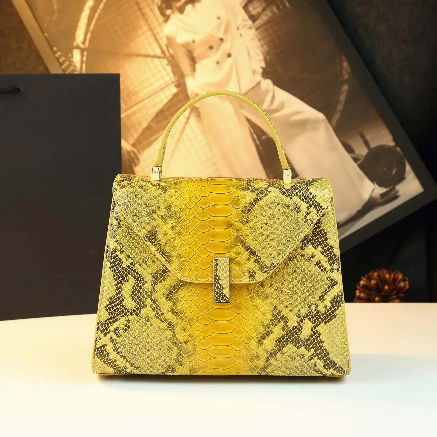 

Women's Designer Diaper Bag Elegant Crossbody Handbag Luxury Minimalist Tote Vintage Leather For Party And Daily Commute