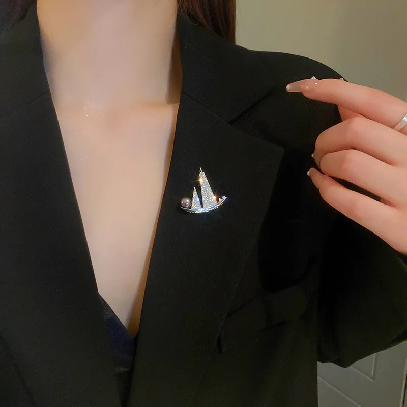 Lovely Saling Boat Design Brooches For Women Luxury Zircon Stone Simulated Pearl High-End Style All Matched Coat Pin Jewelry