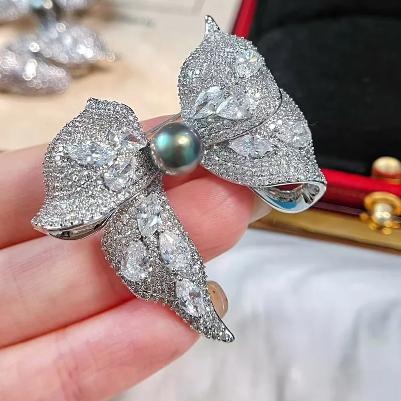 Natürliche Tahiti-Schwarzperlen-Schleifenbrosche 8-9mm mit CZ-Kristallen, versilbert, funkelnde Schleifenbrosche für Damen