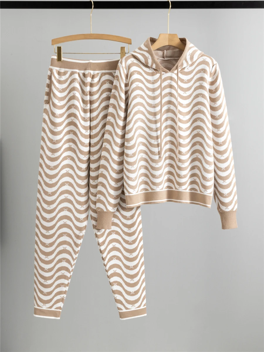 

Осень-зима, новая повседневная полосатая вязаная толстовка с капюшоном, широкие брюки, модный комплект из двух предметов, удобный дышащий женский комплект...