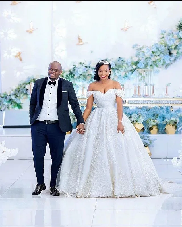 

Customized New Long Sleeve Off The Shoulder Lace Beading Puffy Ballgown Wedding Dress Elegant Backless Plus Size Bridal Gown