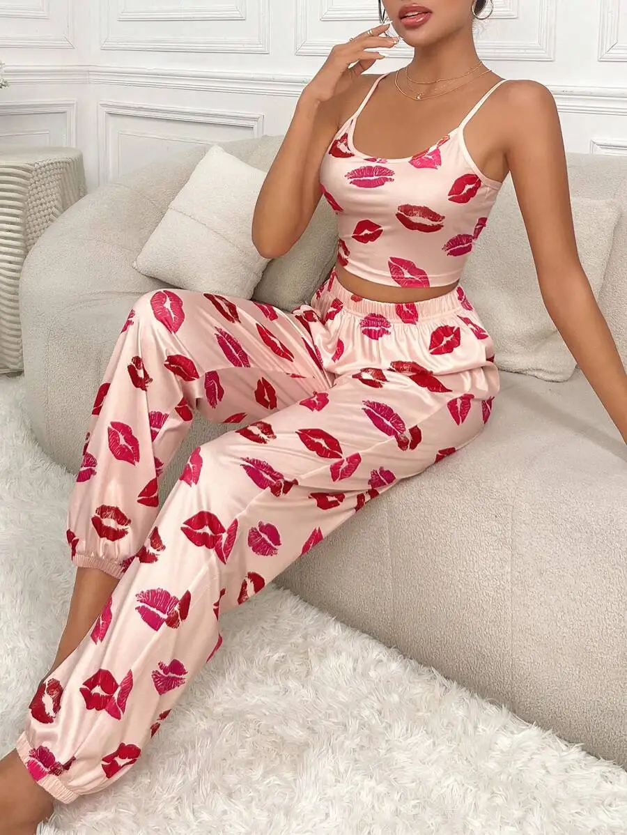 

Пижамный комплект с топом-камисолькой и брюками с принтом губ - розовая атласная одежда для сна