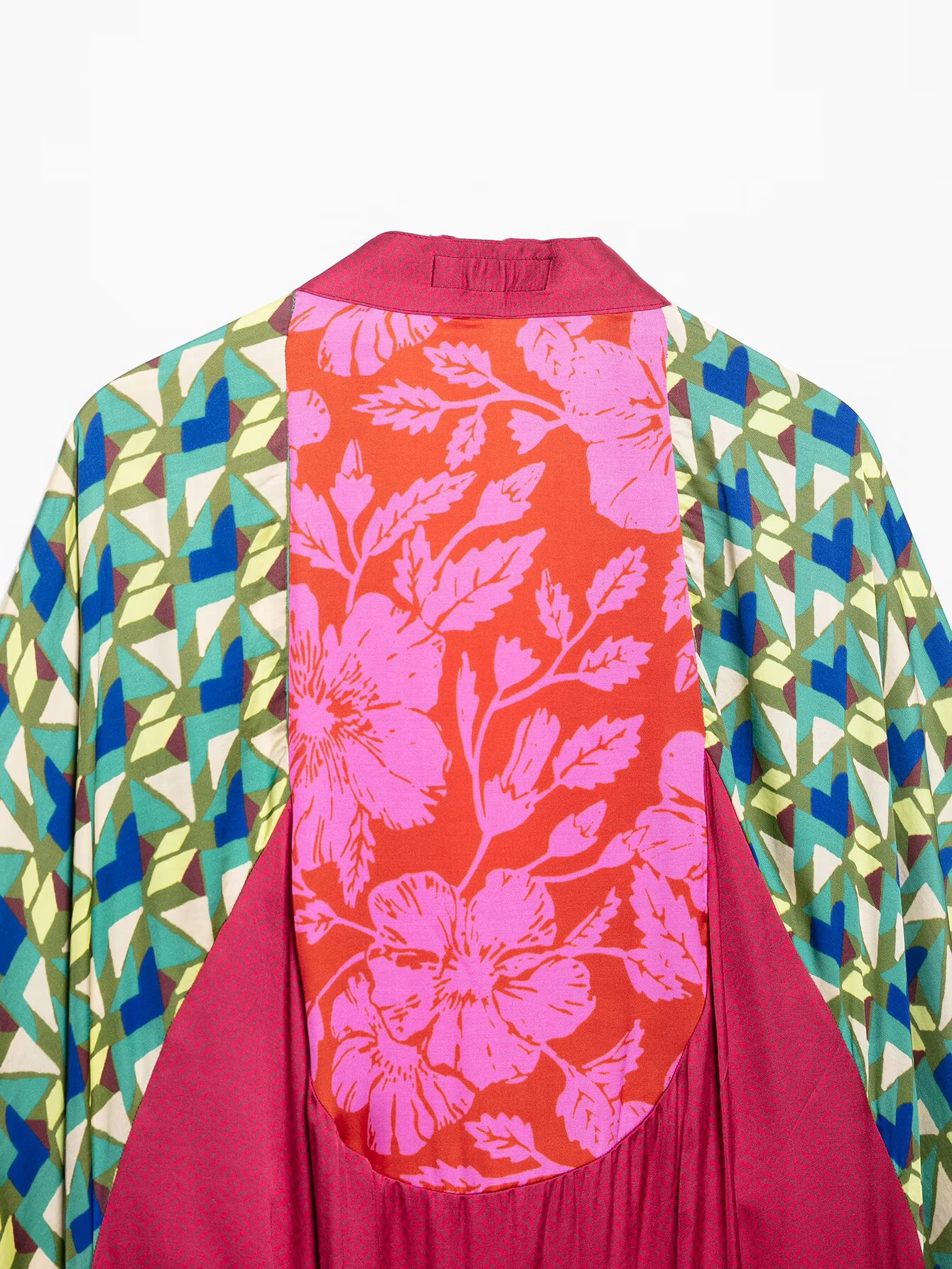 Sommerliches Damen-Set mit tiefem V-Ausschnitt, sieben Viertelärmeln, geblümtem und gestreiftem Print, Jacke und Wickelrock mit mittelhohem Bund. – Detail 7