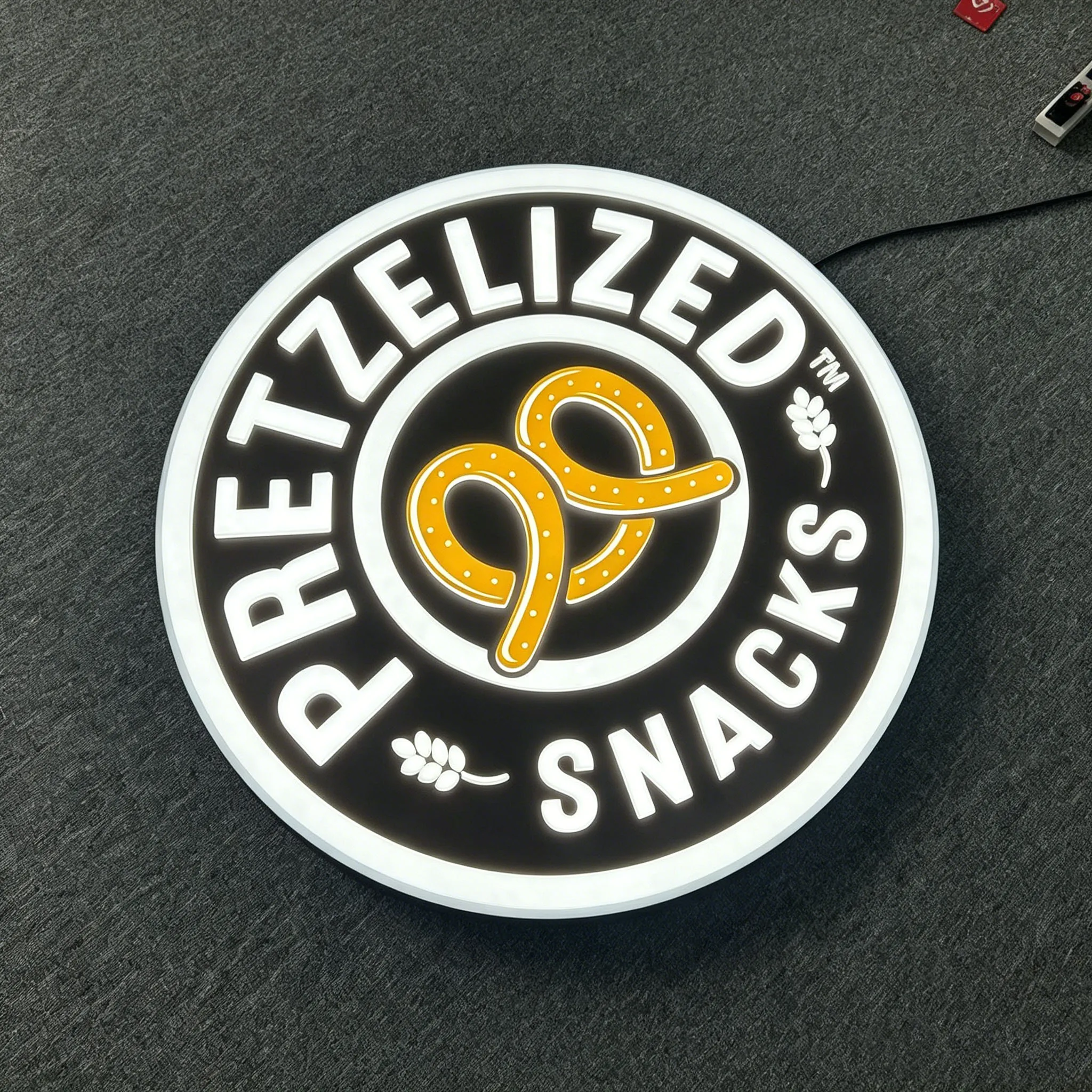 High-Transmittance Acrylic Composite Round LED Sign with Plug-In IP65 Waterproof Customizable for Shops & Companies Advertising