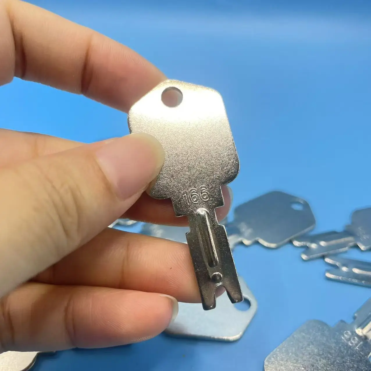 1/5/10Pcs 166 Ignition Keys KM31166P ELI80-0090 Compatible with Skid Steers 430 440 450 Compatible with Gehl Skid Steers 1648